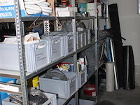 Inhoud zesdelige stelling w.o. elektra, kitten, verhuisdekens, isolatie, mortels enz. in en achter stelling. - afbeelding 10 van  16