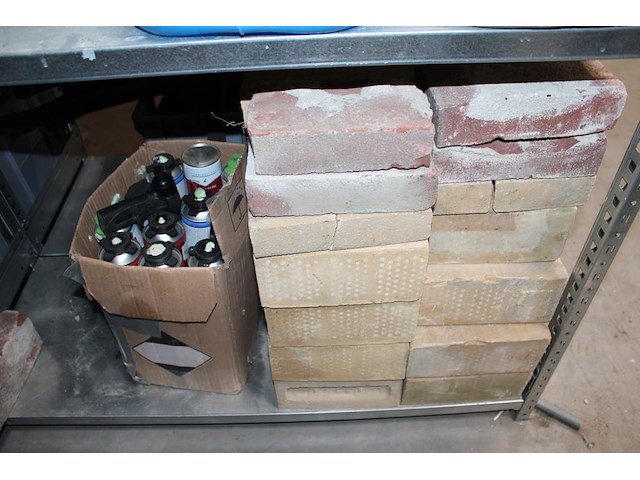 Inhoud zesdelige stelling w.o. elektra, kitten, verhuisdekens, isolatie, mortels enz. in en achter stelling. - afbeelding 11 van  16