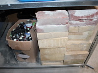 Inhoud zesdelige stelling w.o. elektra, kitten, verhuisdekens, isolatie, mortels enz. in en achter stelling. - afbeelding 11 van  16