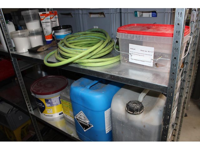 Inhoud zesdelige stelling w.o. elektra, kitten, verhuisdekens, isolatie, mortels enz. in en achter stelling. - afbeelding 12 van  16