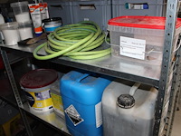 Inhoud zesdelige stelling w.o. elektra, kitten, verhuisdekens, isolatie, mortels enz. in en achter stelling. - afbeelding 12 van  16