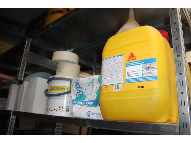 Inhoud zesdelige stelling w.o. elektra, kitten, verhuisdekens, isolatie, mortels enz. in en achter stelling. - afbeelding 13 van  16