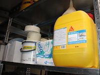 Inhoud zesdelige stelling w.o. elektra, kitten, verhuisdekens, isolatie, mortels enz. in en achter stelling. - afbeelding 13 van  16