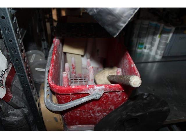 Inhoud zesdelige stelling w.o. elektra, kitten, verhuisdekens, isolatie, mortels enz. in en achter stelling. - afbeelding 14 van  16