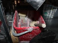 Inhoud zesdelige stelling w.o. elektra, kitten, verhuisdekens, isolatie, mortels enz. in en achter stelling. - afbeelding 14 van  16