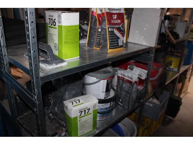 Inhoud zesdelige stelling w.o. elektra, kitten, verhuisdekens, isolatie, mortels enz. in en achter stelling. - afbeelding 15 van  16