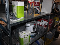 Inhoud zesdelige stelling w.o. elektra, kitten, verhuisdekens, isolatie, mortels enz. in en achter stelling. - afbeelding 15 van  16