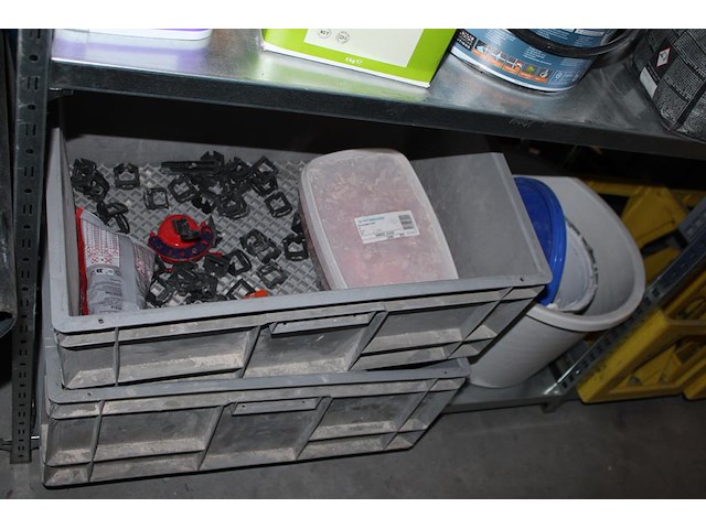 Inhoud zesdelige stelling w.o. elektra, kitten, verhuisdekens, isolatie, mortels enz. in en achter stelling. - afbeelding 16 van  16