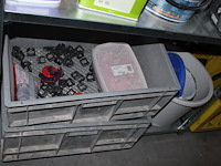 Inhoud zesdelige stelling w.o. elektra, kitten, verhuisdekens, isolatie, mortels enz. in en achter stelling. - afbeelding 16 van  16