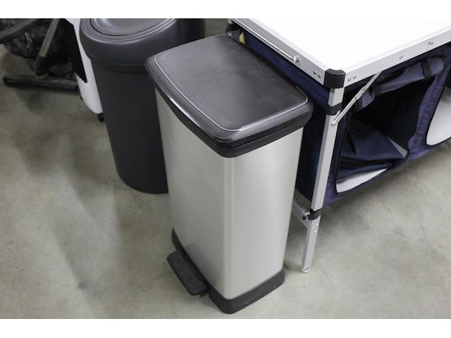 Inklapbare buitenkeuken met pedaalemmer. afm. 100 x 50 x 78 cm. margeproduct - afbeelding 3 van  3