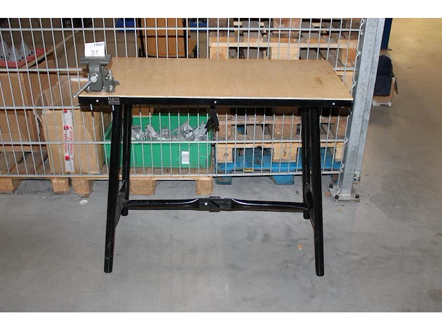 Inklapbare werktafel hbm met opgebouwde bankschroef. let op. poten dienen op juiste wijze gemonteerd te wor... - afbeelding 1 van  2