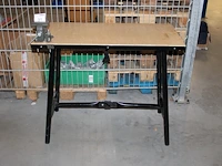 Inklapbare werktafel hbm met opgebouwde bankschroef. let op. poten dienen op juiste wijze gemonteerd te wor...