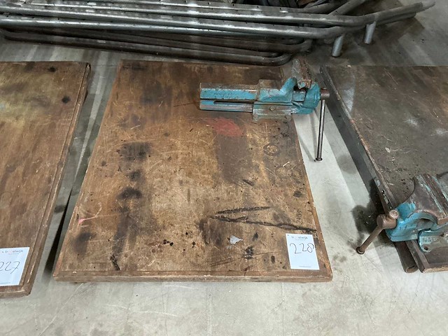 Inklapbare werktafel met bankschroef - afbeelding 2 van  5