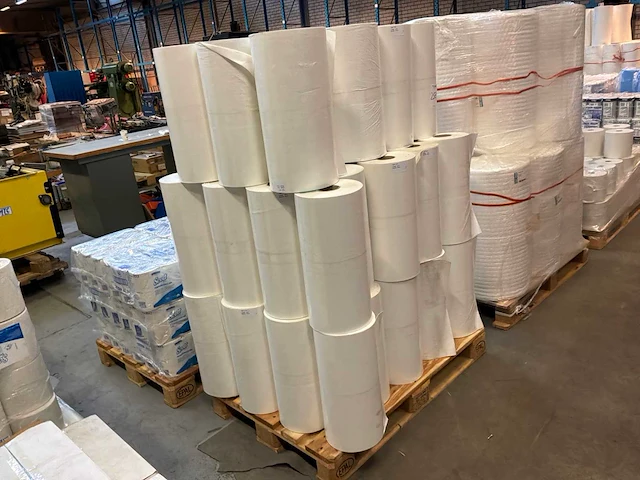 Inpak materiaal. papier met plastic laag 50x50cm (43x) - afbeelding 1 van  4
