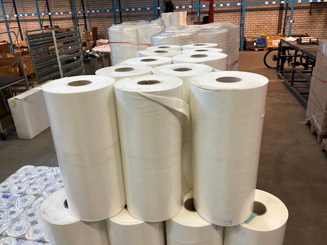 Inpak materiaal. papier met plastic laag 50x50cm (43x) - afbeelding 2 van  4