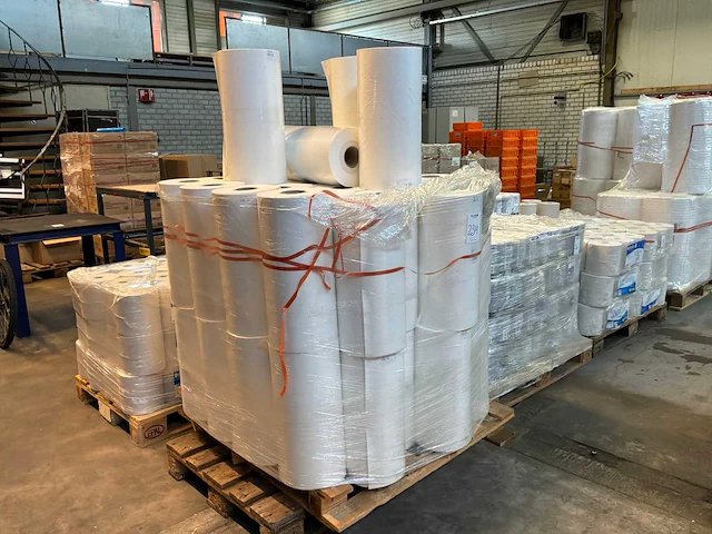 Inpak materiaal. papier met plastic laag 50x50cm (52x) - afbeelding 1 van  5
