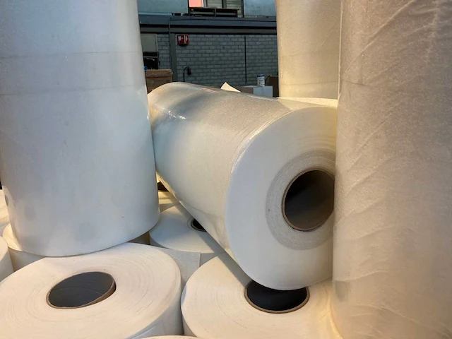 Inpak materiaal. papier met plastic laag 50x50cm (52x) - afbeelding 2 van  5
