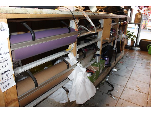 Inpakmaterialen en linten in baliemeubel. excl. kadopapierhouders. - afbeelding 1 van  4