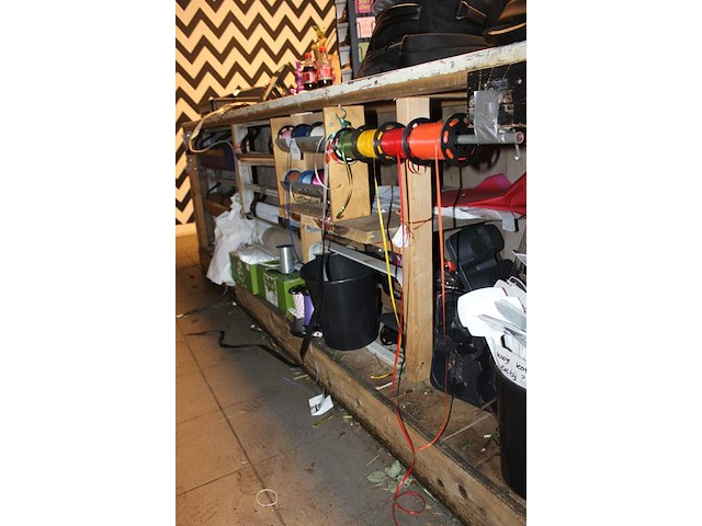 Inpakmaterialen en linten in baliemeubel. excl. kadopapierhouders. - afbeelding 2 van  4