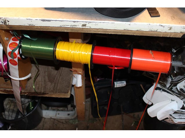 Inpakmaterialen en linten in baliemeubel. excl. kadopapierhouders. - afbeelding 3 van  4