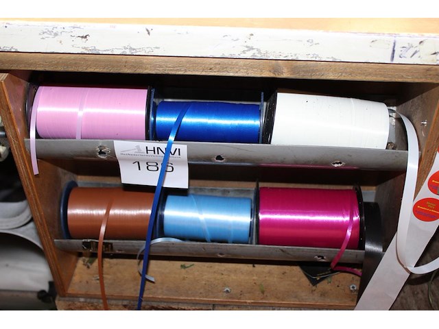 Inpakmaterialen en linten in baliemeubel. excl. kadopapierhouders. - afbeelding 4 van  4