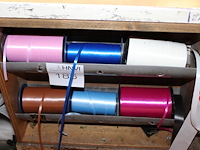 Inpakmaterialen en linten in baliemeubel. excl. kadopapierhouders. - afbeelding 4 van  4