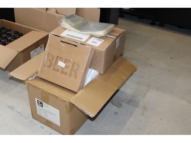 Inpakmaterialen t.b.v. bierpakketten w.o. draagtassen en cellofaan. - afbeelding 1 van  3