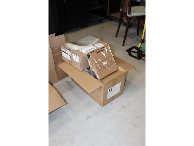 Inpakmaterialen t.b.v. bierpakketten w.o. draagtassen en cellofaan. - afbeelding 2 van  3