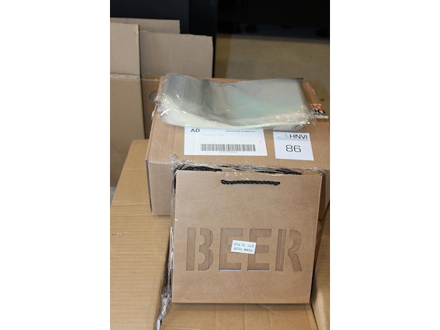 Inpakmaterialen t.b.v. bierpakketten w.o. draagtassen en cellofaan. - afbeelding 3 van  3