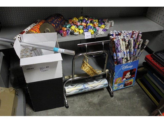 Inpakmaterialen w.o. kadopapier, kadofolie, papierrolhouder, kadolint etc. - afbeelding 2 van  2