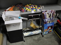 Inpakmaterialen w.o. kadopapier, kadofolie, papierrolhouder, kadolint etc. - afbeelding 2 van  2