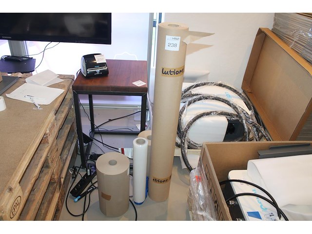 Inpakmaterialen w.o. sealfolie en 3 rollen inpakpapier. - afbeelding 1 van  3