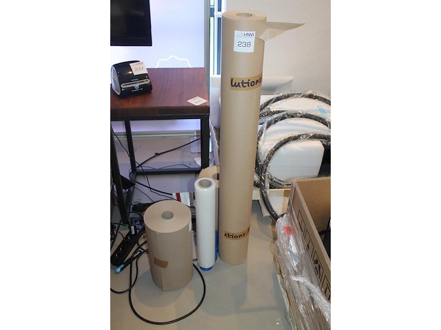 Inpakmaterialen w.o. sealfolie en 3 rollen inpakpapier. - afbeelding 2 van  3