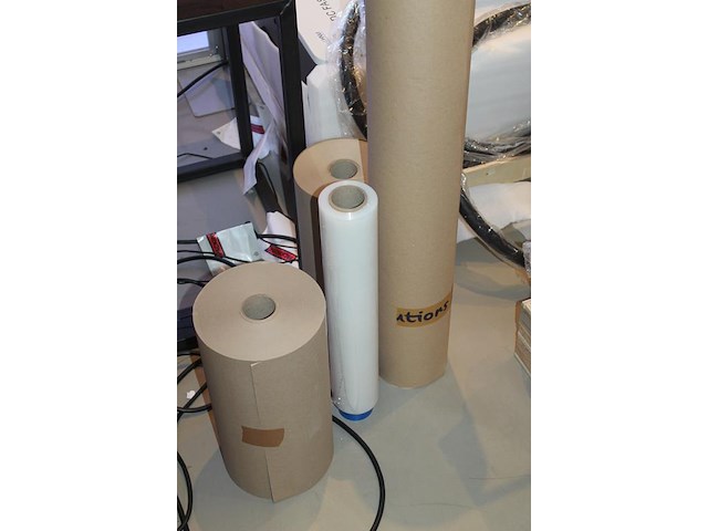 Inpakmaterialen w.o. sealfolie en 3 rollen inpakpapier. - afbeelding 3 van  3