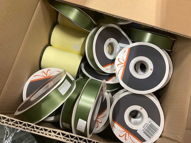 Inpakpapier, folie, lint, lijmpistool (2x) - afbeelding 10 van  10