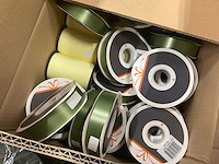 Inpakpapier, folie, lint, lijmpistool (2x) - afbeelding 10 van  10