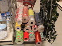 Inpakpapier zowel nieuw als gebruikte rollen in diverse maten en uitvoeringen. 16 rollen. - afbeelding 1 van  2