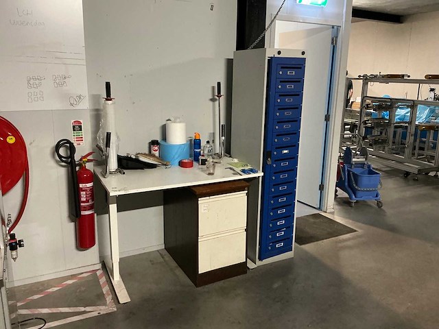 Inpaktafel met diverse gereedschappen en postvakjeskast - - afbeelding 1 van  8