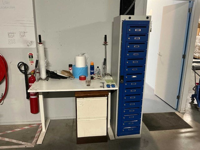 Inpaktafel met diverse gereedschappen en postvakjeskast - - afbeelding 2 van  8