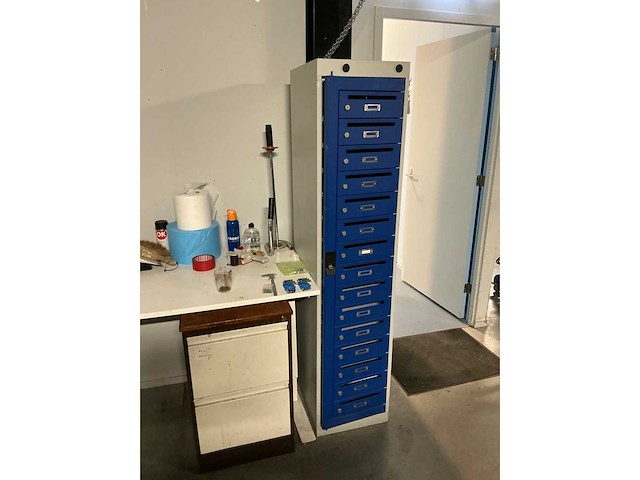 Inpaktafel met diverse gereedschappen en postvakjeskast - - afbeelding 3 van  8