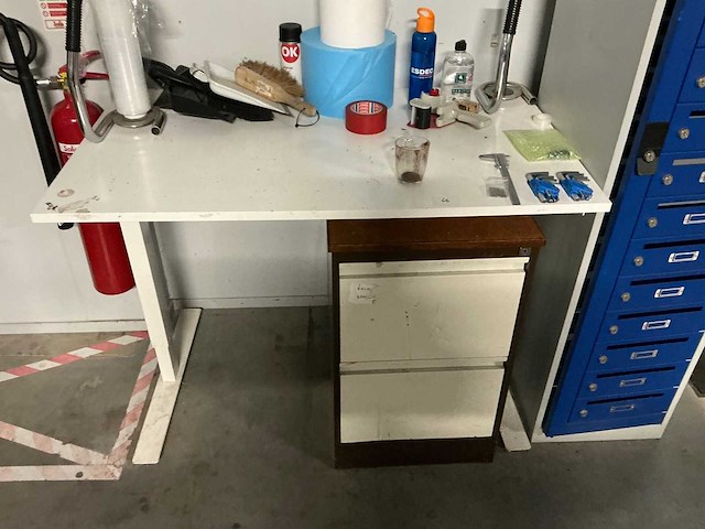 Inpaktafel met diverse gereedschappen en postvakjeskast - - afbeelding 4 van  8