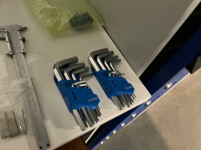 Inpaktafel met diverse gereedschappen en postvakjeskast - - afbeelding 5 van  8