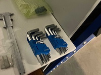 Inpaktafel met diverse gereedschappen en postvakjeskast - - afbeelding 5 van  8