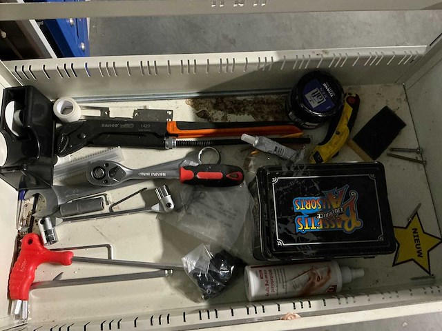 Inpaktafel met diverse gereedschappen en postvakjeskast - - afbeelding 6 van  8