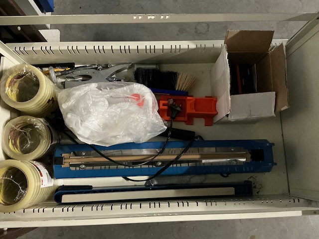 Inpaktafel met diverse gereedschappen en postvakjeskast - - afbeelding 7 van  8