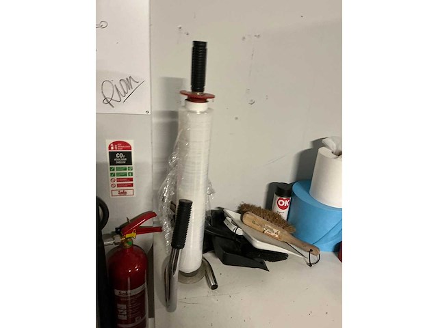 Inpaktafel met diverse gereedschappen en postvakjeskast - - afbeelding 8 van  8