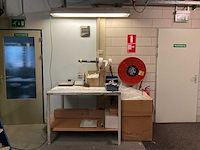 Inpaktafel met lamp en divers toebehoor - afbeelding 1 van  6