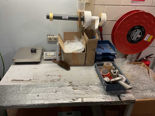 Inpaktafel met lamp en divers toebehoor - afbeelding 2 van  6