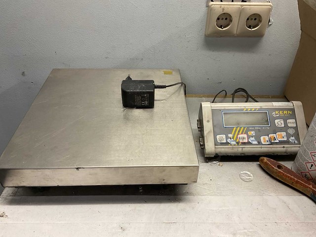 Inpaktafel met lamp en divers toebehoor - afbeelding 3 van  6