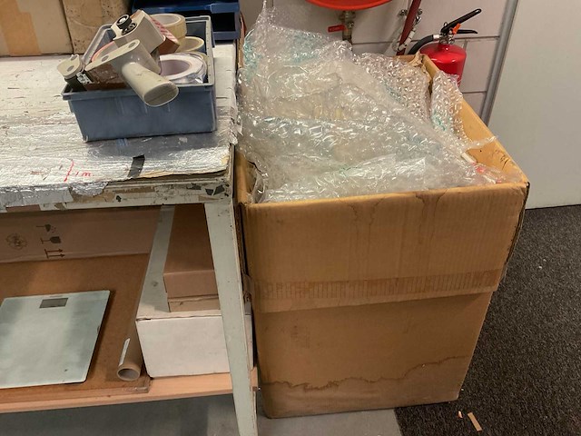 Inpaktafel met lamp en divers toebehoor - afbeelding 6 van  6